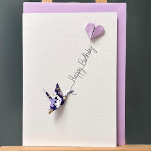 Carte d'anniversaire origami grue faite main, papier chiyogami japonais, motif floral violet foncé et ballon coeur lilas pour quelqu'un de spécial, format A6