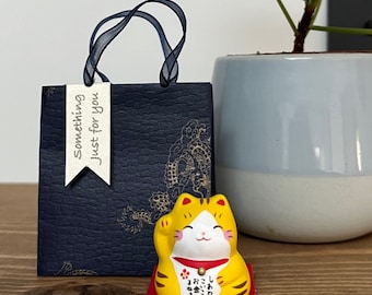 Kawaii Mignon miniature japonais maneki neko chat jaune porte-bonheur pour la bonne fortune et sac cadeau