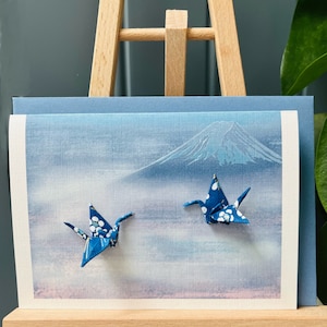 Carte de voeux faite main deux grues en origami avec brume crépusculaire du mont Fuji