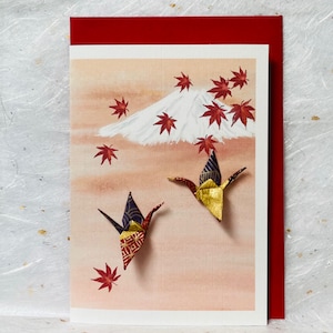Carte de voeux faite main deux grues en origami, le mont Fuji et les feuilles d'Acer au coucher du soleil