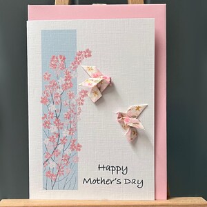 Handgemachte Muttertagskarte Origami zarte hellrosa Tauben mit Frühlingsblüten Japanisches Yuzenpapier Kirschblüte rosa Design A6