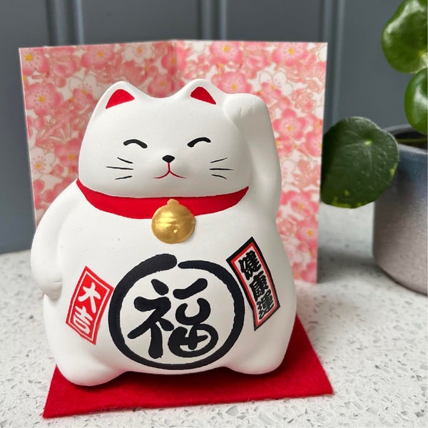 Japanische mittelgroße weiße Glückskatze Maneki Neko für eine gute Gesundheit