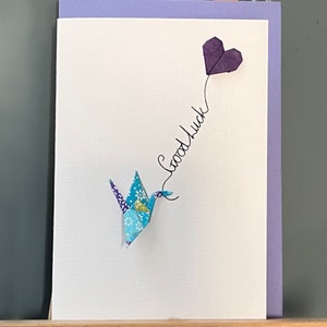Handgemachte Glücksbringer Karte - Origami Kranich, türkis, lila Herzballon - 'Good Luck'