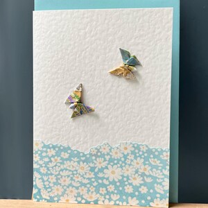 Carte de voeux faite main Origami Papillons jaunes au-dessus d'une mer de fleurs de marguerite Parfaite pour un anniversaire, un remerciement d'anniversaire, des cartes juste un mot