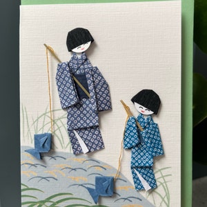 Carte faite main en origami japonais traditionnel homme et garçon pêchant avec du poisson en origami