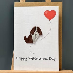 Handgemachte Valentinstag Karte Origami brauner weißer Hund & Herz Luftballon für Hundefreunde Springer Spaniel aus Maulbeerpapier A6