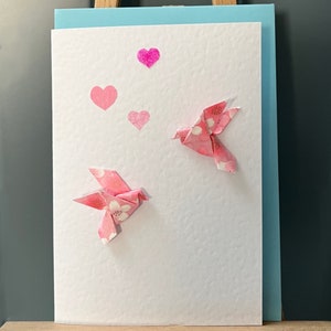 Carte de voeux faite main en origami, oiseaux et coeurs d'amour