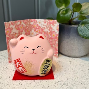 Chat porte-bonheur Maneki Neko japonais rose pour l'amour et le bonheur avec tapis et présentoir Feng Shui