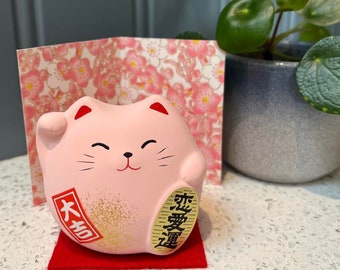 Chat porte-bonheur Maneki Neko japonais rose pour l'amour et le bonheur avec tapis et présentoir Feng Shui