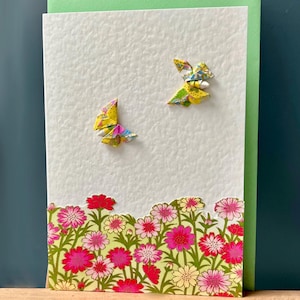 Carte de voeux faite main Origami Papillons jaunes sur fleurs cosmos roses Parfaite pour un anniversaire, un anniversaire, un remerciement, des cartes juste un message