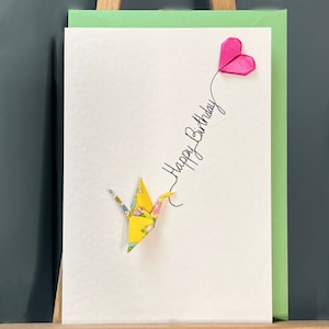 Handgefertigte Grußkarte Origami gelber Kranich und Herzballon 'Happy Birthday'