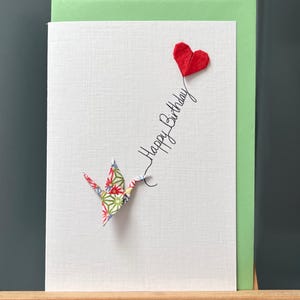 Geburtstagskarte Origami Kranich handgefertigtes japanisches Chiyogami Papier Asanoha Hanfblatt Design rotes Herz ballon für jemand besonderen, A6 size