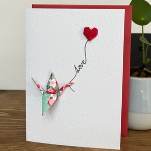 Carte d'anniversaire « Love » faite main avec grue en origami, papier chiyogami japonais et ballon coeur rouge