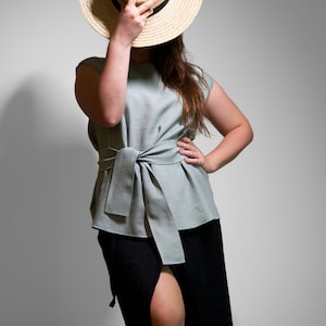 Élégante blouse en lin menthe parfaite pour l&#39;été, haut sans manches à nouer sur le devant en tissu naturel, coupe ample