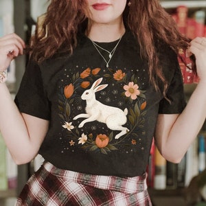 Vintage floral blanco conejo Cottagecore camiseta, camisa de flores silvestres de liebre celestial, camiseta Forestcore, regalo de camiseta de conejito de animales del bosque para ella