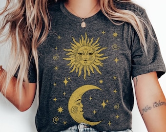 Camiseta vintage com estampa de sol, lua e estrelas, estilo boho celestial wicca.