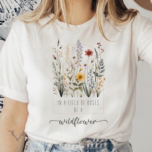 In einem Feld von Rosen sein ein Wildblumen-T-Shirt Getrocknete gepresste Wildblumen-T-Shirt Boho-Art-T-Stück ästhetische Mamma-Blumengeschenk-botanischer Garten-Hemd