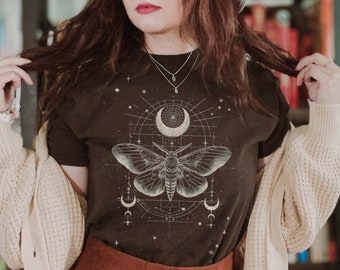 Whimsigoth Motte Shirt, himmlische Boho TShirt, geometrische Motte T-Shirt, Gothic T-Shirt, wunderliches Geschenk für sie, Mondphase T-Shirt, Dark Academia