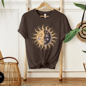 Koszulka Celestial Sun and Moon Whimsigoth: Koszulka w stylu vintage boho spiritual Brązowy
