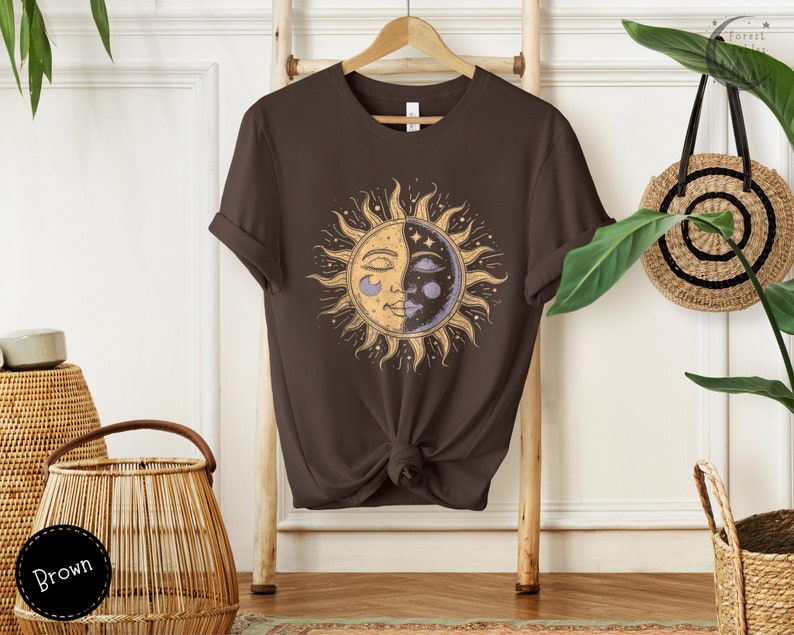 Koszulka Celestial Sun and Moon Whimsigoth: Koszulka w stylu vintage boho spiritual Brązowy