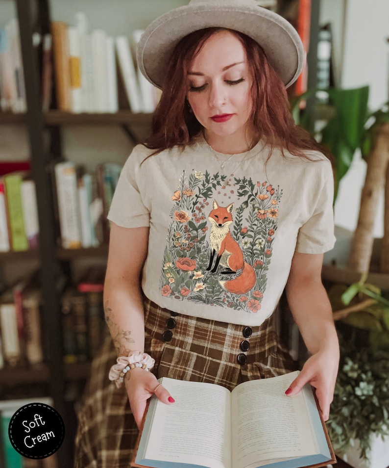 Chemise mignonne de renard de fleur, chemise florale vintage de Cottagecore, prairie de fleurs sauvages, cadeau damant de forêt pour elle, tee-shirt Fairycore, T-shirt Forestcore Soft Cream