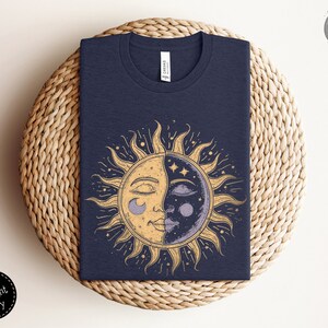 Koszulka Celestial Sun and Moon Whimsigoth: Koszulka w stylu vintage boho spiritual Heather Midnight Navy