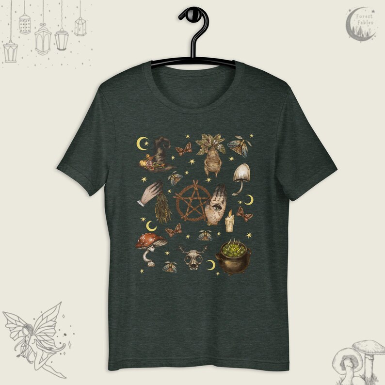 Puede incluir: Una camiseta verde oscuro con un estampado de varios s&iacute;mbolos de brujer&iacute;a, incluyendo un pentagrama, una mano con un ojo, setas, un caldero y una calavera. El estampado es en tonos marrones, amarillos y naranjas.