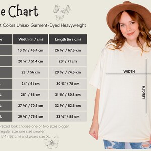 Puede incluir: Tabla de tallas para una camiseta unisex de peso pesado te&ntilde;ida en prenda. La tabla muestra las medidas de ancho y largo en pulgadas y cent&iacute;metros para las tallas S a 4XL. La tabla tambi&eacute;n incluye una nota que para un look de talla grande, elige una o dos tallas m&aacute;s grandes, y para una talla regular, elige una talla m&aacute;s peque&ntilde;a. La modelo mide 1,62 m y lleva la talla XL.