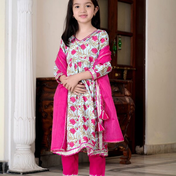 Belles filles traditionnelles indiennes Kurta et ensemble de pantalons avec Dupatta pour les filles