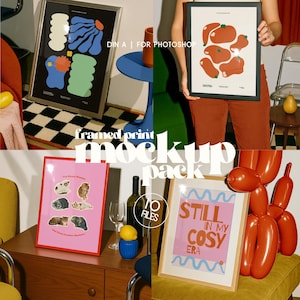 Könnte beinhalten: Eine Sammlung gerahmter Kunstdrucke. Ein Druck zeigt abstrakte Formen auf schwarzem Hintergrund, ein anderer orangefarbene Formen und ein dritter schlafende Katzen. Der letzte Druck lautet "Still in my cosy era".