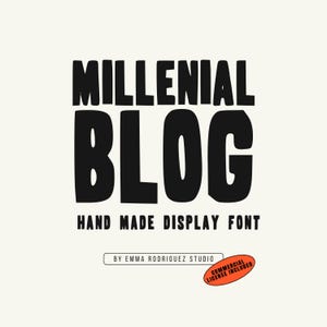Pode incluir: Um gráfico digital com o texto preto MILLENIAL BLOG em uma fonte de exibição em negrito e desenhada à mão. Abaixo, o texto diz HAND MADE DISPLAY FONT, BY EMMA RODRIGUEZ STUDIO, e um pequeno oval laranja com COMMERCIAL LICENSE INCLUDED.