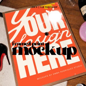 Mockup ingelijste print, retro feestinterieur Photoshop PSD, DIN A Direct Flash-postermodel voor kunst aan de muur, kunstenaarsmodel