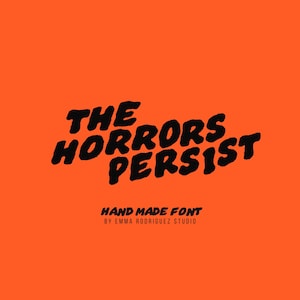 Op de afbeelding: Een digitale afbeelding met de zwarte tekst THE HORRORS PERSIST in een vet, handgetekend lettertype, gecentreerd tegen een effen, feloranje achtergrond. Onder de hoofdtekst staat in kleinere zwarte letters HAND MADE FONT BY EMMA RODRIGUEZ STUDIO.