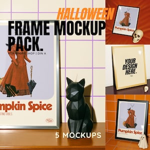 Puede incluir: Un pack de maquetas de marcos con temática de Halloween que presenta cinco diseños de marcos diferentes. Los marcos muestran obras de arte con un tema de especias de calabaza, una vela de gato negro y una calavera. El texto "FRAME MOCKUP PACK" y "5 MOCKUPS" son visibles.