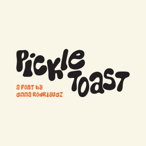 Può includere: Un design grafico con le parole "Pickle Toast" in grassetto, nero, con un carattere arrotondato. Sotto, in testo arancione, si legge "a font by Emma Rodriguez" su sfondo color crema.