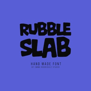 Puede incluir: Diseño gráfico digital con las palabras "RUBBLE SLAB" en letras negras y redondeadas sobre un fondo azul. Debajo, se lee "HAND MADE FONT BY EMMA RODRIGUEZ STUDIO."
