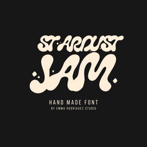 Op de afbeelding: Een grafisch ontwerp met de tekst STARDUST JAM in een groot, crèmekleurig, bubbelachtig, handgetekend lettertype tegen een zwarte achtergrond. Daaronder staat in kleinere witte letters HAND MADE FONT BY EMMA RODRIGUEZ STUDIO.