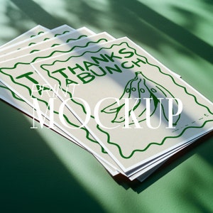 Print Pile auf grüner Oberfläche Mockup | DIN A Einzel Poster Stapel Download für Künstler und Verkäufer, Modern Realistic Style PSD