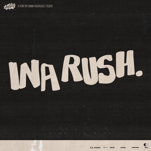 Könnte beinhalten: Ein weißes Schriftdesign mit dem Text "INA RUSH." auf schwarzem Hintergrund. Die Schrift ist fett und hat einen abgenutzten, Vintage-Look.