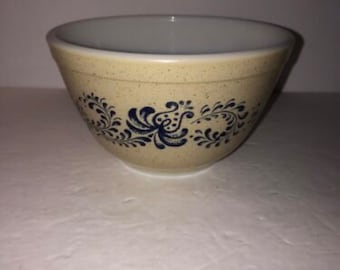 Pyrex  Homestead Bowl 2.5 quart  Nesting Speck Blue Flower.