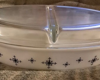 PYREX 1.5 Qt Oval Divided Casserole. Promo Black Compass W/Lid