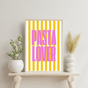 Poster per amanti della pasta, poster per pasta, poster digitale, arte alimentare, arte murale, amore per i noodle, decorazione moderna, design giallo rosa, poster per cucina, arte della pasta