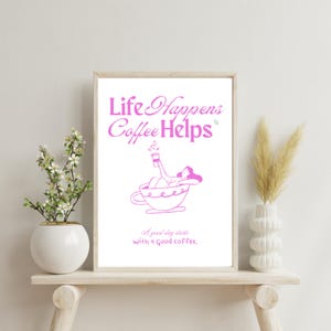 Póster Live Happens Coffee Helps, póster de café, cita sobre café, arte de pared, refrán sobre café, arte de barista, decoración de cafetería, póster rosa, arte de café