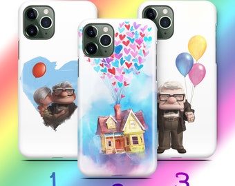 Puede incluir: Tres fundas de teléfono diferentes con personajes de la película animada Up. La primera funda presenta un corazón con un globo rojo y los personajes Carl y Ellie. La segunda funda presenta una casa con globos y los personajes Carl y Russell. La tercera funda presenta al personaje Carl y un montón de globos.