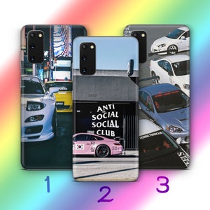 Könnte beinhalten: Drei verschiedene Handyhüllen-Designs mit verschiedenen Autos und dem Text "Anti Social Social Club".