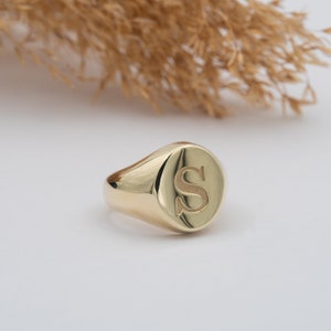 Chevalière - bague initiale personnalisée - bague initiale - chevalière personnalisée - chevalière en or 14 carats - bague à superposer en or - cadeau de Noël