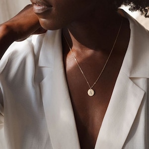 Collar de cadena de acero inoxidable con alfabeto Pravda grabado, letra minimalista, regalo de Navidad, gargantilla de oro con inicial en capas hecha a mano