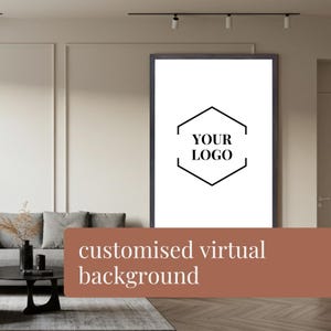 Puede incluir: Una imagen en blanco y negro de un hexágono con el texto "YOUR LOGO" en su interior. La imagen está en un marco negro y está colgada en una pared de una sala de estar moderna. El texto "customised virtual background" está escrito en blanco sobre un fondo marrón.