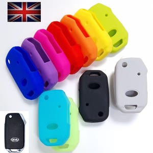 Puede incluir: Surtido de fundas de silicona para llaves de coche en varios colores. Las fundas son de varios colores, incluyendo azul, morado, rosa, rojo, naranja, amarillo, verde, negro y gris. Las fundas están diseñadas para proteger las llaves del coche de arañazos y desgaste.