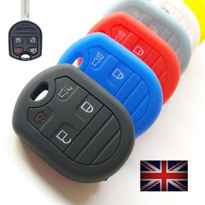 Op de afbeelding: Een set van zes siliconen sleutelhoezen voor een Ford autosleutel. De hoezen zijn in zwart, blauw, rood, grijs, wit en geel. De sleutelhoezen zijn ontworpen om de sleutel te beschermen tegen krassen en slijtage.